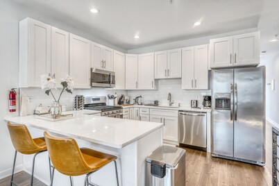 "La Casa Bianca" Fabulous 3 Bed Home next to H St & Union Market