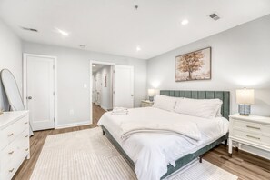 3 makuuhuonetta, silitysrauta/-lauta, vauvan matkasänky, Wi-Fi