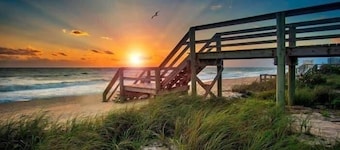 Vintage Beach Cottage with Cozy Vibes and cute Separate Casita. Pet Friendly!