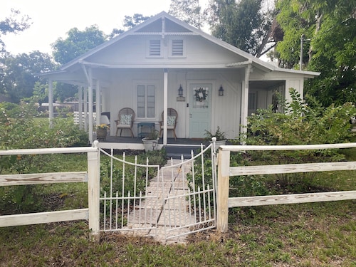 Vintage Beach Cottage with Cozy Vibes and cute Separate Casita. Pet Friendly!