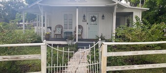 Vintage Beach Cottage with Cozy Vibes and cute Separate Casita. Pet Friendly!