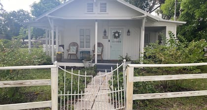 Vintage Beach Cottage with Cozy Vibes and cute Separate Casita. Pet Friendly!