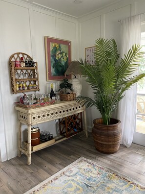 Interior - Vintage Beach Cottage with Cozy Vibes and cute Separate Casita. Pet Friendly! (Vero Beach)