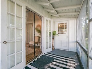 Exterior detail - Vintage Beach Cottage with Cozy Vibes and cute Separate Casita. Pet Friendly! (Vero Beach)