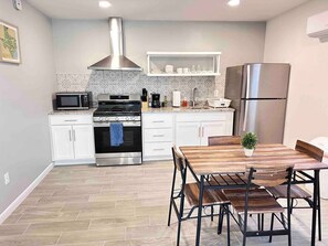 Réfrigérateur, micro-ondes, plaque de cuisson, cafetière/bouilloire