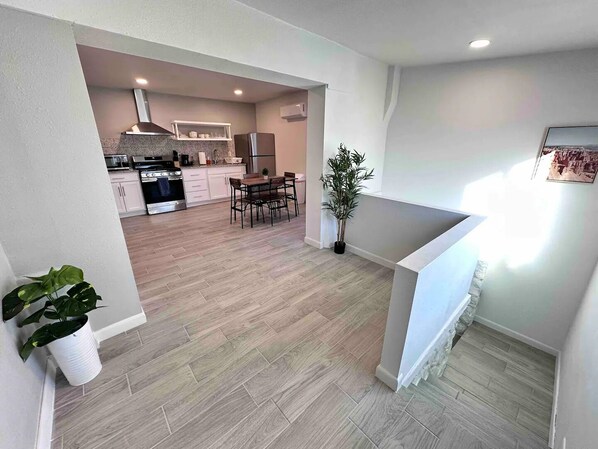 ثلاجة، ميكروويف، موقد طهي مسطح، ماكينة لصنع القهوة/الشاي