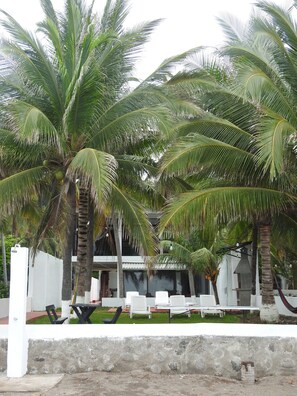 Terrace/patio - Beautiful beach house in Barra de Santiago, in front of the beach. (Barra de Santiago)