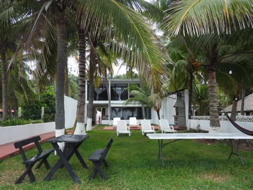 Beautiful beach house in Barra de Santiago, in front of the beach.
