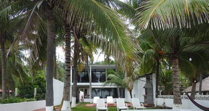 Beautiful beach house in Barra de Santiago, in front of the beach.