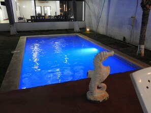 Outdoor pool - Beautiful beach house in Barra de Santiago, in front of the beach. (Barra de Santiago)