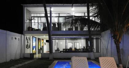 Beautiful beach house in Barra de Santiago, in front of the beach.