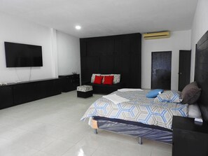 6 bedrooms, free WiFi, bed sheets - Beautiful beach house in Barra de Santiago, in front of the beach. (Barra de Santiago)