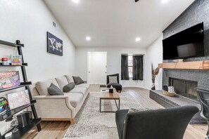Living area - Newly Updated Cozy Home (Garland)