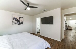 2 bedrooms, iron/ironing board, WiFi, bed sheets - Newly Updated Cozy Home (Garland)