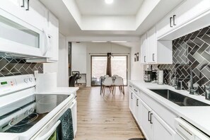 Private kitchen - Newly Updated Cozy Home (Garland)