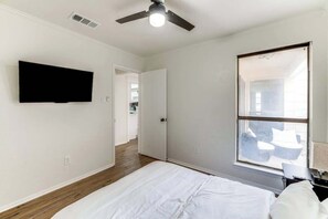 2 bedrooms, iron/ironing board, travel cot, WiFi - Newly Updated Cozy Home (Garland)