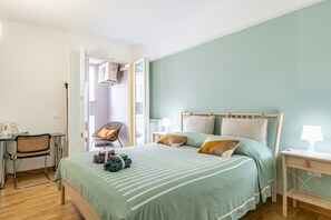 2 bedrooms, iron/ironing board, internet