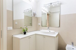 Shower, hair dryer, bidet - GuestHost - Cavallotti Square & Central Market Apartment! (Livorno)