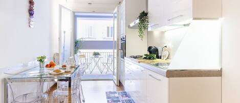 Een koelkast, een magnetron, een oven, een kookplaat