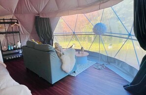 컴포트 텐트, 침실 1개, 금연, 냉장고 | 1 개의 침실, 각각 다른 스타일의 인테리어, 각각 다르게 가구 비치, 침대 시트