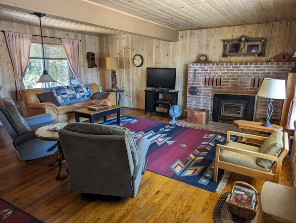 TV - The Moore's Cabin (Miramonte)