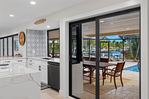 Kylskåp, mikrovågsugn, ugn och spishäll