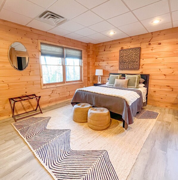 3 bedrooms, desk, iron/ironing board, free WiFi - Cute 3-3 cabin with fire pit, games & resort access (Ellijay)