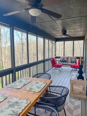 Outdoor dining - Cute 3-3 cabin with fire pit, games & resort access (Ellijay)