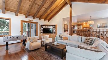 Smart-TV, Kamin, Videospiele, Tischfußball