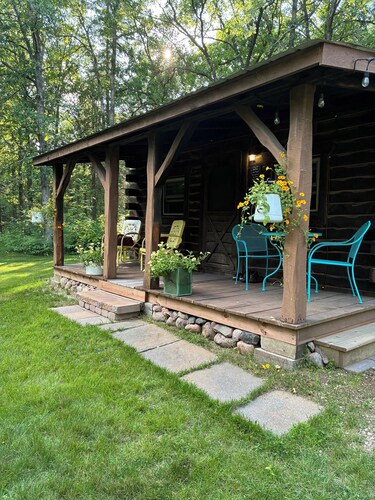Cozy cabin for 2 on Shipman Lake. Peace and tranquility surround you.