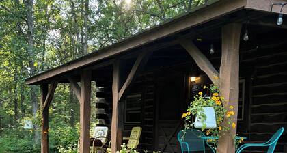 Cozy cabin for 2 on Shipman Lake. Peace and tranquility surround you.