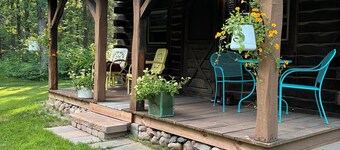 Cozy cabin for 2 on Shipman Lake. Peace and tranquility surround you.