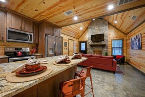 冷蔵庫、電子レンジ、オーブン、コンロ