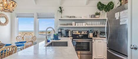 Een koelkast, een magnetron, een oven, een kookplaat