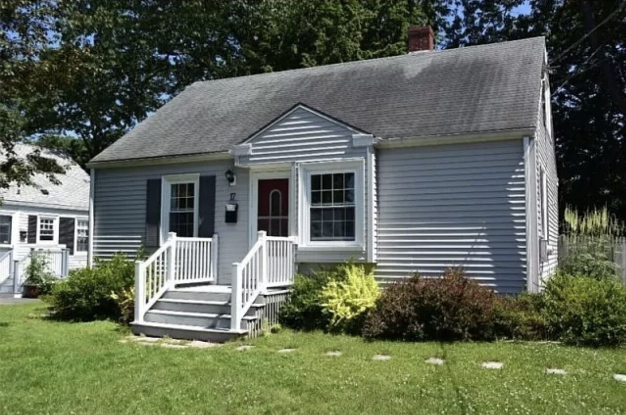 Pet friendly cape, close proximity to downtown, shops, walking trails and I95!
