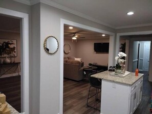 Smart TV, fireplace, books - 3 Bdrm Jewel: Luxury w/ own Pool (Stone Mountain)