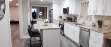 Een koelkast, een magnetron, een oven, een kookplaat