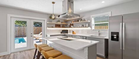 Réfrigérateur, micro-ondes, four, plaque de cuisson