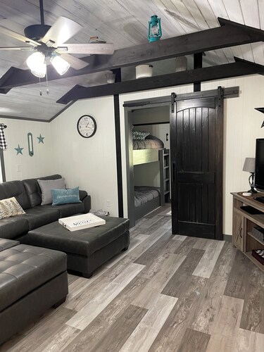 Country cabin 2.  Minutes from Mountain Ridge ATV Park and Flight 93 Memorial.