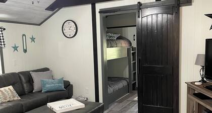 Country cabin 2. Minutes from Mountain Ridge ATV Park and Flight 93 Memorial.