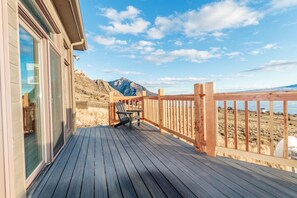 Terrace/patio - Bear's Den of Cody- mountain and lake views (Cody)