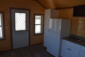 Fridge, microwave, stovetop, coffee/tea maker - Charming small cabin (Floydada)