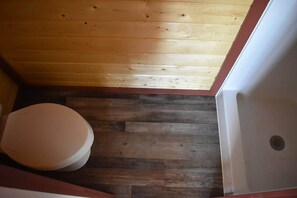 Shower, shampoo - Charming small cabin (Floydada)