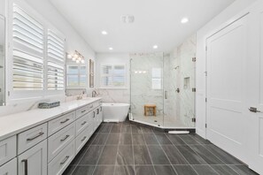 Shower, hair dryer, towels - Liberty Luxor: Private Pool, Free Water Park, Golf View (Kissimmee)