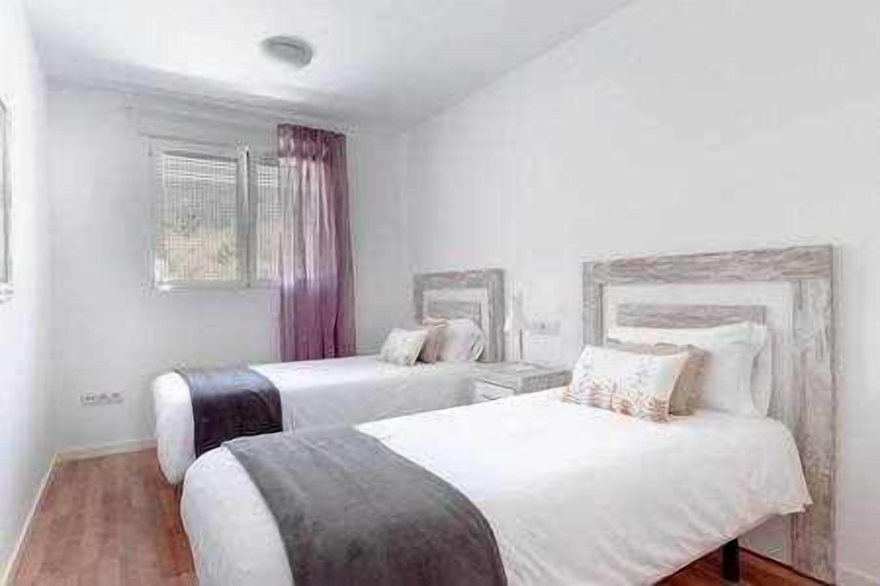 2 habitaciones, tabla de planchar con plancha y cuna de viaje 