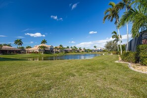 Property grounds - LAKEVIEW!, Heated Pool and Spa -Villa Lakeside Escape - Roelens Vacations (Cape Coral)