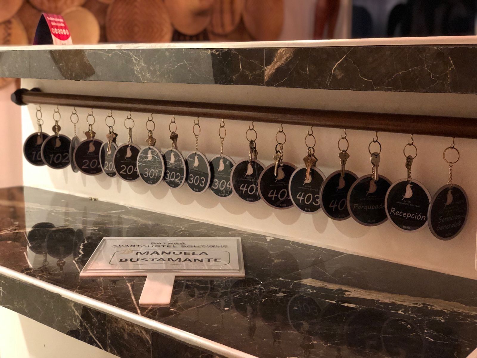 Une collection de porte-clés ornés de chiffres et de lettres, disposés sur un comptoir en marbre.