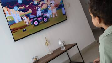 Een ledtelevisie, een videogameconsole, Netflix en streamingdiensten