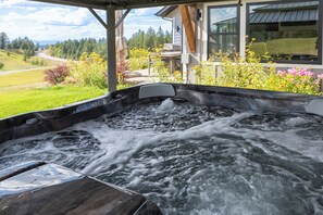 Terrace/patio - Private Hot Tub | Dog Friendly | Game Room w/Pacman & Foosball! - Mountain Whispers (Kalispell)