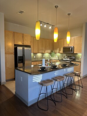 Microwave, cookware/dishes/utensils